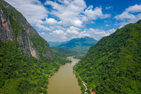 Vista aérea de las montañas y el río Nong Khiaw. Norte de Laos. Sur — Foto de Stock