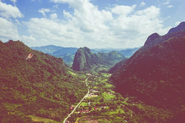 Widok z lotu ptaka na góry Nong Khiaw. Północny Laos. Południowo-wschodnie As — Zdjęcie stockowe