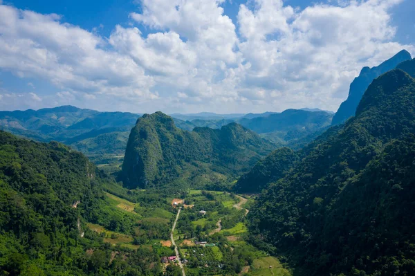 Widok z lotu ptaka na góry Nong Khiaw. Północny Laos. Południowo-wschodnie As — Zdjęcie stockowe