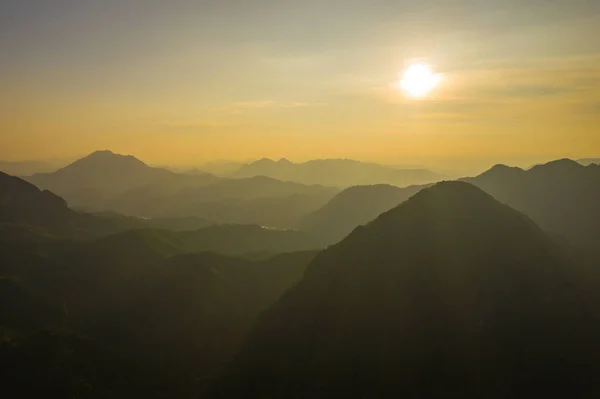 Luchtfoto van zonsondergang in Nong Khiaw. Noord-Laos. Zuidoost-Azië. — Stockfoto