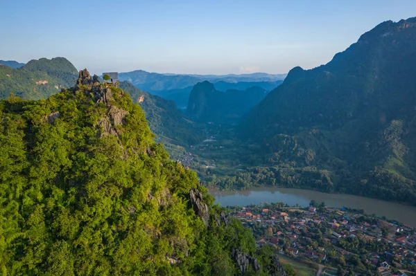 Letecký pohled na hory v Nong Khiaw. Severní Laos. Jihovýchod jako — Stock fotografie