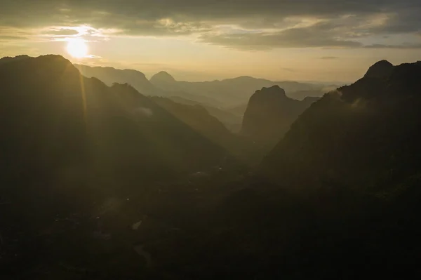 Vista aérea de la puesta de sol en Nong Khiaw. Norte de Laos. Asia Sudoriental . — Foto de Stock