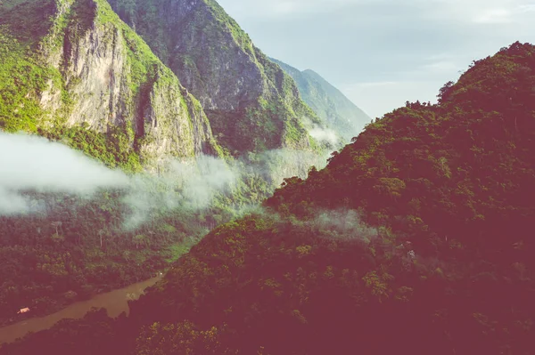 Flygfoto över bergen i Nong Khiaw. Norra Laos. Sydost Som — Stockfoto