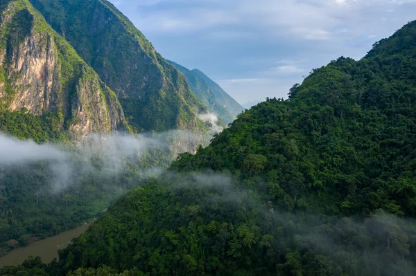 Luftaufnahme des tropischen Regenwaldes. Nordlaos. Südostasien. — Stockfoto