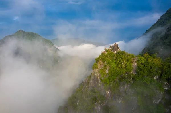 Widok z lotu ptaka na góry Nong Khiaw. Północny Laos. Południowo-wschodnie As — Zdjęcie stockowe