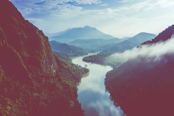 Widok z powietrza na góry i rzekę Nong Khiaw. Północny Laos. Na południe — Zdjęcie stockowe