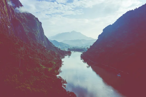 Widok z powietrza na góry i rzekę Nong Khiaw. Północny Laos. Na południe — Zdjęcie stockowe