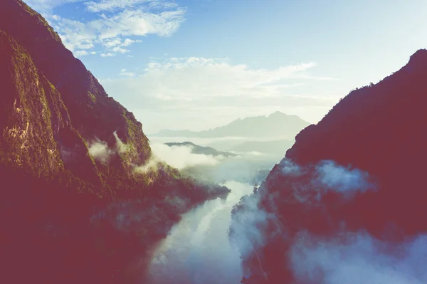 Uitzicht vanuit de lucht op bergen en de rivier Nong Khiaw. Noord-Laos. Zuid — Stockfoto