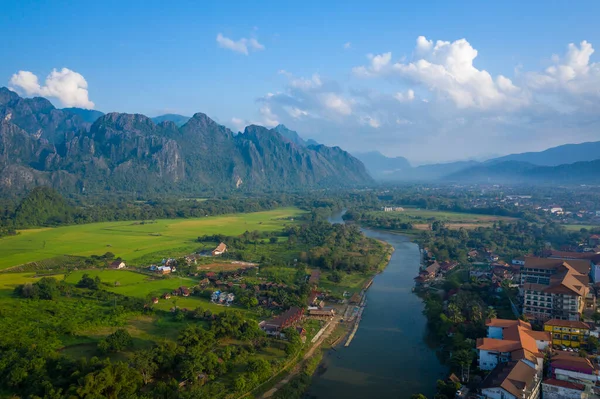Vedere aeriană a satului Vang Vieng și a râului Nam Song, Laos. Deci... — Fotografie, imagine de stoc