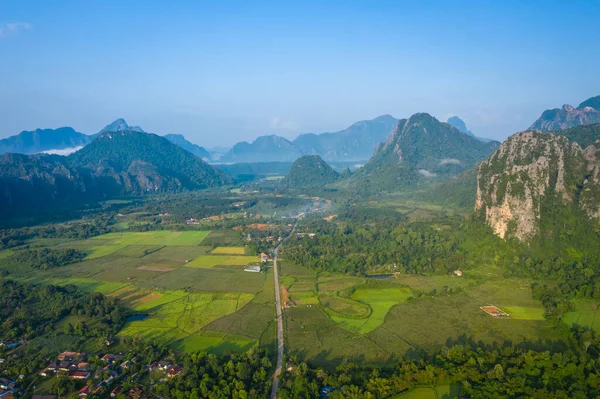 Vista aérea de la aldea Vang Vieng y el río Nam Song, Laos. Así que... — Foto de Stock