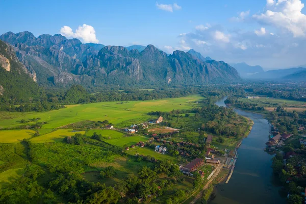 Vedere aeriană a satului Vang Vieng și a râului Nam Song, Laos. Deci... — Fotografie, imagine de stoc