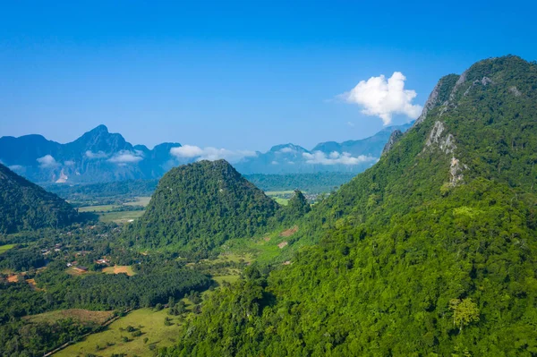 Vista aérea de hermosos paisajes en Vang Vieng, Laos. Southe. — Foto de Stock