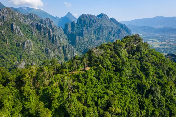 Luchtfoto van prachtige landschappen bij Vang Vieng, Laos. Zuidelijk — Stockfoto