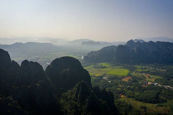 Vista aérea de hermosos paisajes en Vang Vieng, Laos. Southe. — Foto de Stock