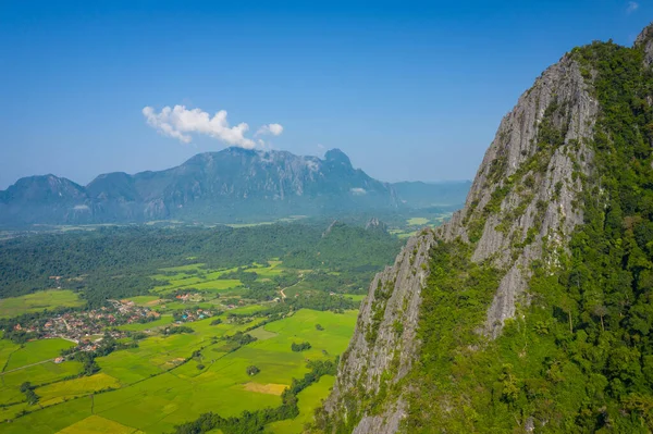 Légi kilátás gyönyörű tájak Vang Vieng, Laosz. Dél. — Stock Fotó