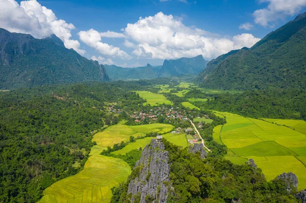 Vista aérea de hermosos paisajes en Vang Vieng, Laos. Southe. — Foto de Stock