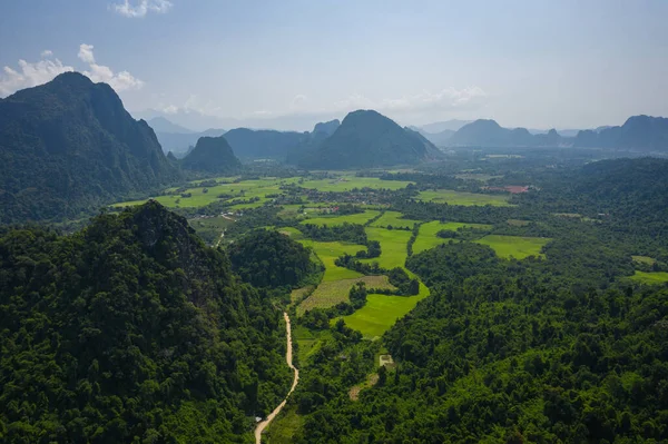 Letecký pohled na krásné krajiny na Vang Vieng, Laos. Southe — Stock fotografie
