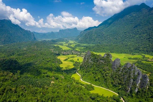 Vedere aeriană a peisajelor frumoase din Vang Vieng, Laos. Southe — Fotografie, imagine de stoc