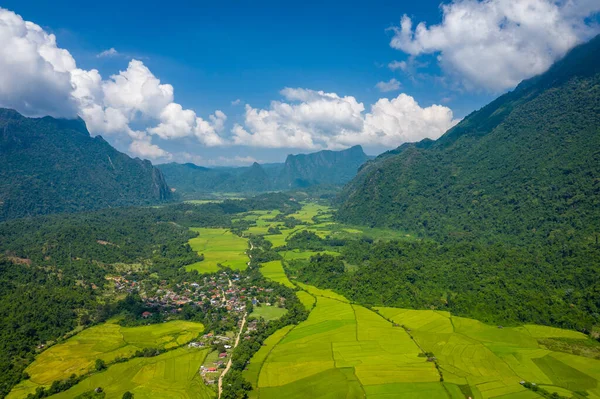 Vedere aeriană a peisajelor frumoase din Vang Vieng, Laos. Southe — Fotografie, imagine de stoc