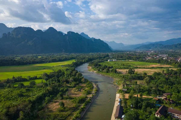 Vista aérea de hermosos paisajes en Vang Vieng, Laos. Southe. — Foto de Stock