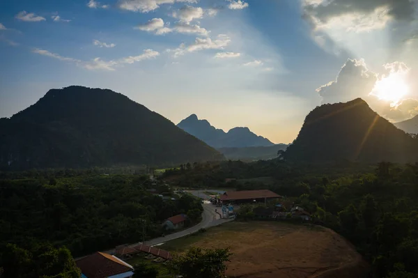 Vista aérea de la hermosa puesta de sol en Vang Vieng, Laos. Sudeste — Foto de Stock
