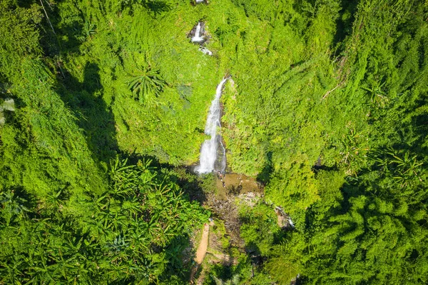 Luchtfoto van de prachtige Kaeng Yuy waterval bij Vang Vieng, Lao — Stockfoto