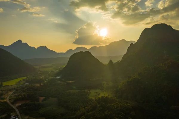 Luchtfoto van de prachtige zonsondergang bij Vang Vieng, Laos. Zuidoost — Stockfoto