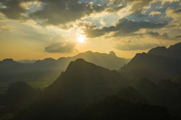 Vista aérea de la hermosa puesta de sol en Vang Vieng, Laos. Sudeste — Foto de Stock