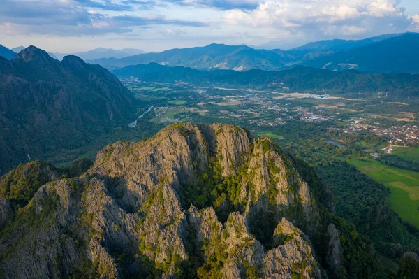 Vista aérea de hermosos paisajes en Vang Vieng, Laos. Southe. — Foto de Stock