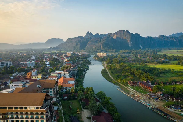 Widok z lotu ptaka na wioskę Vang Vieng i rzekę Nam Song, Laos. Więc... — Zdjęcie stockowe