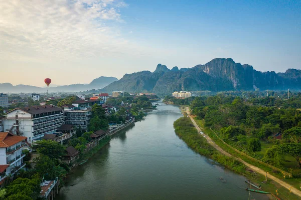 Воздушный шар над рекой Нам Сонг на рассвете в Ванг Виенг, Ла — стоковое фото