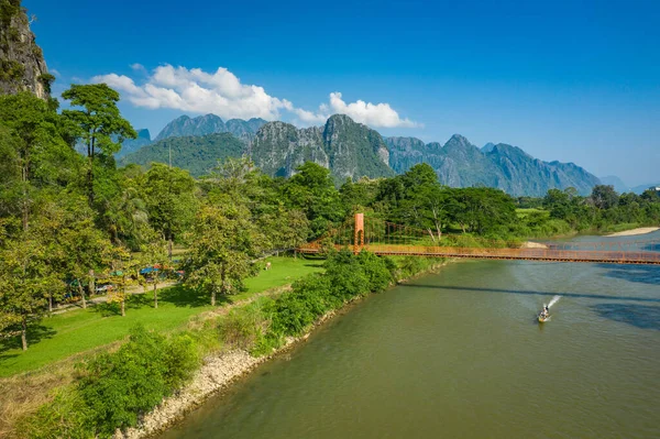 Luftaufnahme des Dorfes Vang Veng und nam Song Fluss, Laos. so — Stockfoto