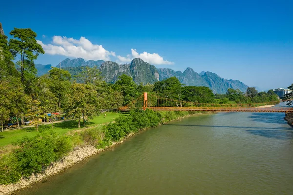 Flygfoto över byn Vang Vieng och Nam Song floden, Laos. Så — Stockfoto