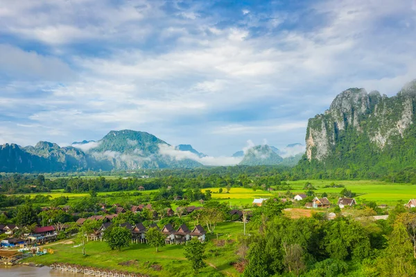 Vedere aeriană a peisajelor frumoase din Vang Vieng, Laos. Southe — Fotografie, imagine de stoc