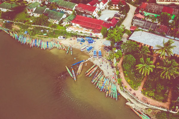 Vista aérea da aldeia Vang Vieng e rio Nam Song, Laos. Então... — Fotografia de Stock