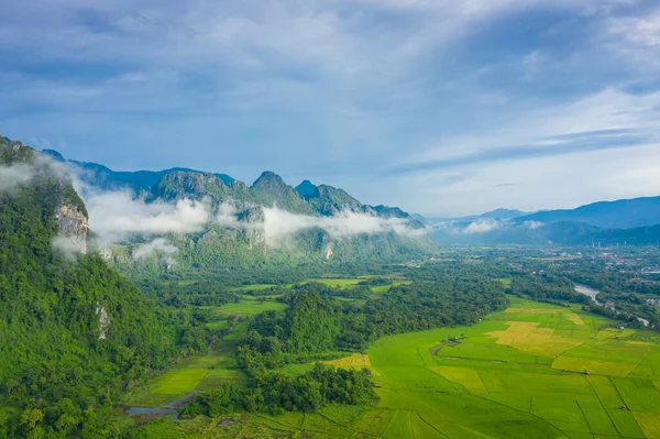Vista aérea de hermosos paisajes en Vang Vieng, Laos. Southe. — Foto de Stock
