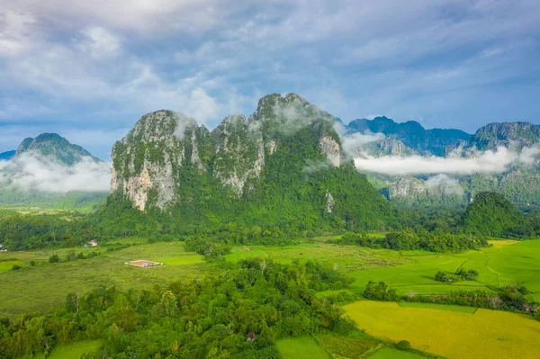 Widok z lotu ptaka na piękne krajobrazy w Vang Vieng, Laos. Południe — Zdjęcie stockowe