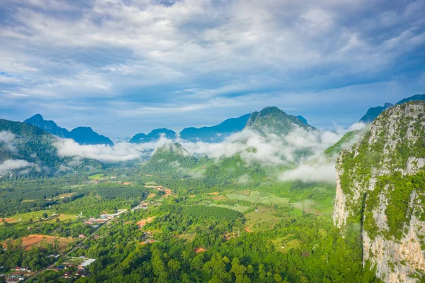 Luftaufnahme wunderschöner Landschaften bei Vang Veng, Laos. süd — Stockfoto