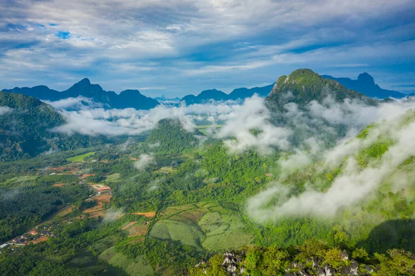 Légi kilátás gyönyörű tájak Vang Vieng, Laosz. Dél. — Stock Fotó