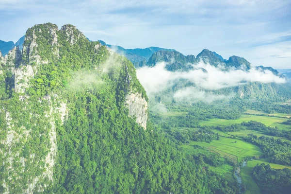 Luchtfoto van prachtige landschappen bij Vang Vieng, Laos. Zuidelijk — Stockfoto