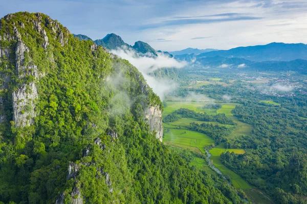 Luchtfoto van prachtige landschappen bij Vang Vieng, Laos. Zuidelijk — Stockfoto