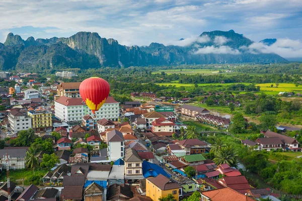 Heißluftballon über dem Nam Song Fluss bei Sonnenaufgang in Vang Veng, la — Stockfoto