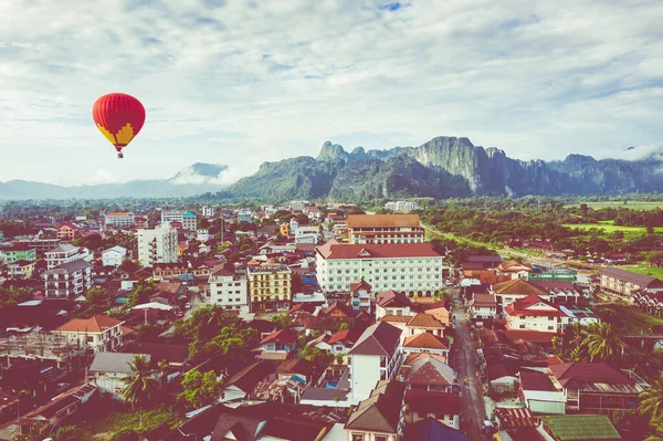 Montgolfière au-dessus de la rivière Nam Song au lever du soleil à Vang vieng, La — Photo