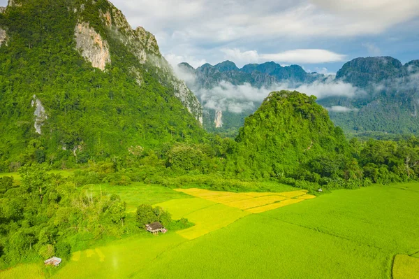 Luchtfoto van prachtige landschappen bij Vang Vieng, Laos. Zuidelijk — Stockfoto
