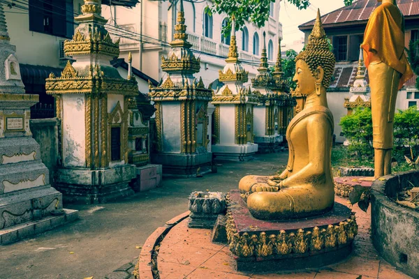व्हिएन्शियनमधील बौद्ध मंदिरात वॅट हेशोके येथे बुद्ध पुतळा. लाओस . — स्टॉक फोटो, इमेज