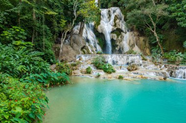 Kuang Si şelalesinin turkuaz suyu, Luang Prabang, Laos. Trop