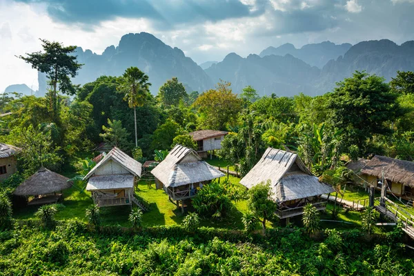 Pueblo y montaña en Vang Vieng, Laos — Foto de Stock