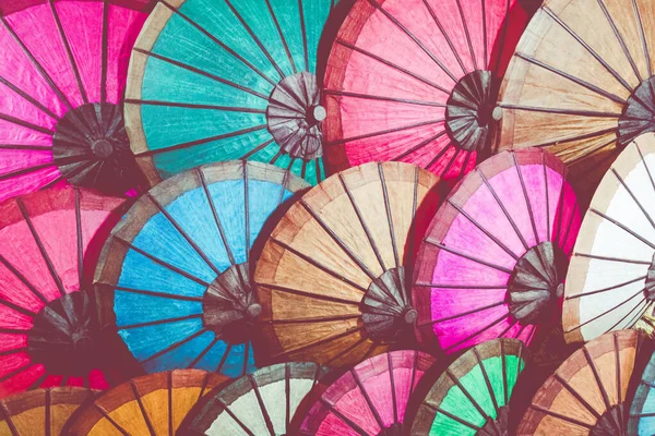 Paraguas asiáticos hechos a mano coloridos en exhibición en el mercado nocturno en —  Fotos de Stock