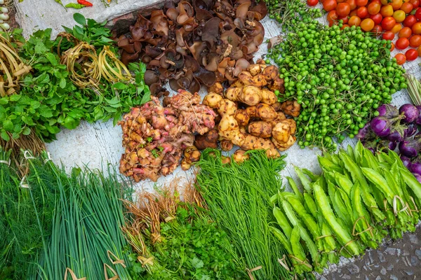 水果和蔬菜上的街头市场，老挝 — 图库照片