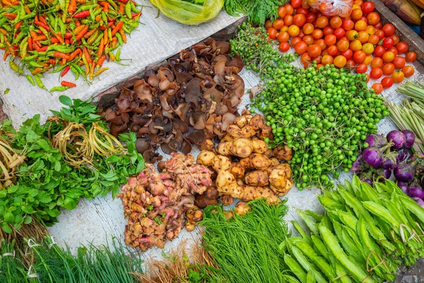 Фрукты и овощи на уличном рынке, Лаос — стоковое фото